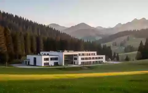 Modernes Reha-Zentrum in einer ruhigen Berglandschaft der Steiermark bei Sonnenuntergang. - Foto: über boerse-global.de