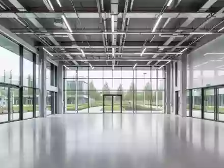 Ein modernes, gerĂ€umiges Forschungs-LaborgebĂ€ude am LabCampus mit polierten Betonböden und groĂen Fensterfronten. - Foto: ĂŒber boerse-global.de