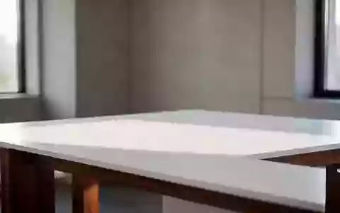 Ein minimalistischer Arbeitsplatz mit einem leeren Holztisch und natürlichem Lichteinfall in einer modernen, neutralen Umgebung. - Foto: über boerse-global.de