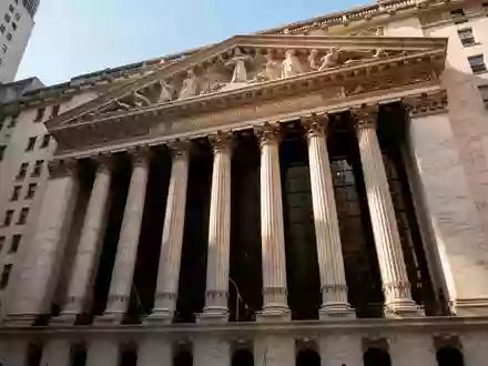 Die neoklassizistische Fassade der New Yorker Börse an einem sonnigen Tag. - Foto: über boerse-global.de
