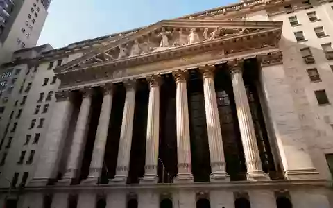 Die neoklassizistische Fassade der New Yorker Börse an einem sonnigen Tag. - Foto: über boerse-global.de