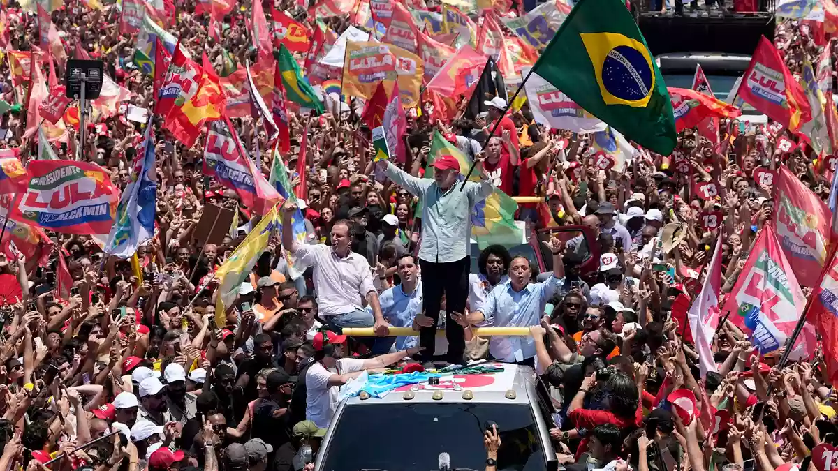 Lula mobilisiert zum letzten Mal vor der Stichwahl die Massen. - Bild: Silvia Izquierdo/AP/dpa