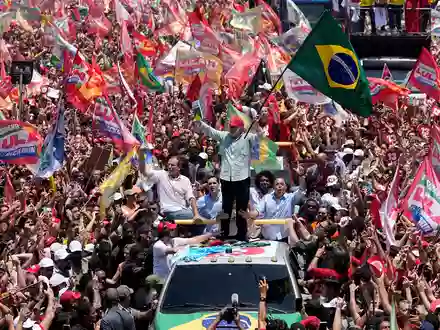 Lula mobilisiert zum letzten Mal vor der Stichwahl die Massen. - Foto: Silvia Izquierdo/AP/dpa