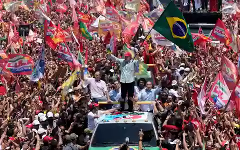 Lula mobilisiert zum letzten Mal vor der Stichwahl die Massen. - Foto: Silvia Izquierdo/AP/dpa