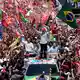 Lula mobilisiert zum letzten Mal vor der Stichwahl die Massen. - Bild: Silvia Izquierdo/AP/dpa