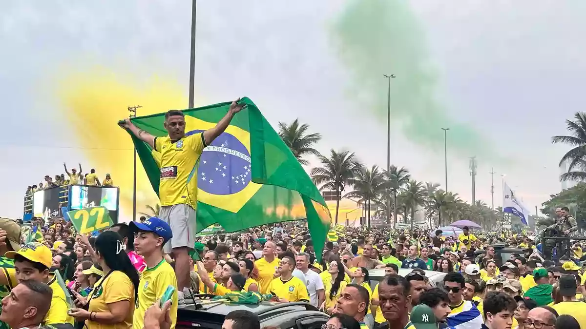 Anhänger von Flávio Bolsonaro jubeln in Rios Nobelviertel Barra da Tijuca. - Bild: Philipp Znidar/dps/dpa