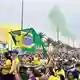 Anhänger von Flávio Bolsonaro jubeln in Rios Nobelviertel Barra da Tijuca. - Bild: Philipp Znidar/dps/dpa