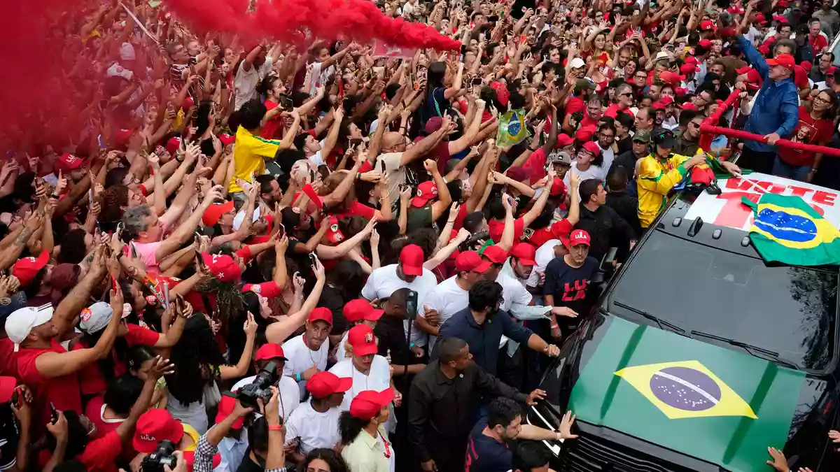 Anhänger von Lula jubeln in São Paulo. - Bild: Natacha Pisarenko/AP/dpa
