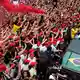 Anhänger von Lula jubeln in São Paulo. - Bild: Natacha Pisarenko/AP/dpa
