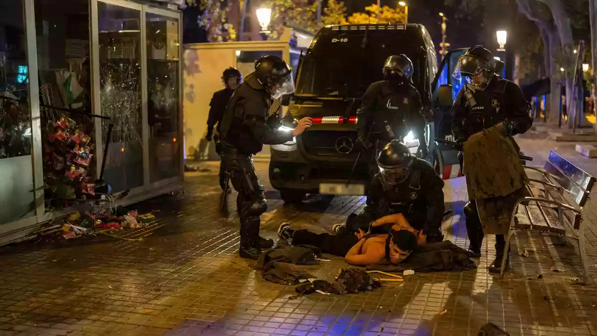 Bei den Protesten in Barcelona gab es etliche Festnahmen.  - Bild: Lorena Sopêna/EUROPA PRESS/dpa