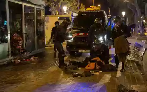Bei den Protesten in Barcelona gab es etliche Festnahmen.  - Foto: Lorena Sopêna/EUROPA PRESS/dpa