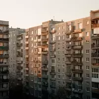 Eine dichte Wohnblocksiedlung in Berlin bei Sonnenuntergang, die die großflächige Architektur städtischer Wohnkomplexe zeigt. - Foto: über boerse-global.de