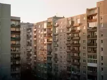Eine dichte Wohnblocksiedlung in Berlin bei Sonnenuntergang, die die großflächige Architektur städtischer Wohnkomplexe zeigt. - Foto: über boerse-global.de