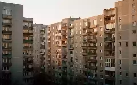 Eine dichte Wohnblocksiedlung in Berlin bei Sonnenuntergang, die die großflächige Architektur städtischer Wohnkomplexe zeigt. - Foto: über boerse-global.de