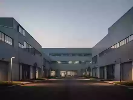 Moderne Industrieanlagen bei Dämmerung als Symbol für die wirtschaftliche Stabilität und industrielle Basis Deutschlands. - Foto: über boerse-global.de