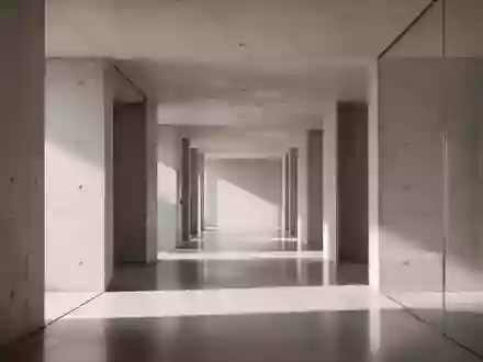 Ein minimalistisch gestalteter, lichtdurchfluteter Flur in einem modernen Bürogebäude mit Fokus auf Architektur und Struktur. - Foto: über boerse-global.de