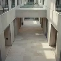 Minimalistische moderne Architektur mit klaren Linien und natürlichem Licht als Metapher für ökonomische Strukturen. - Foto: über boerse-global.de