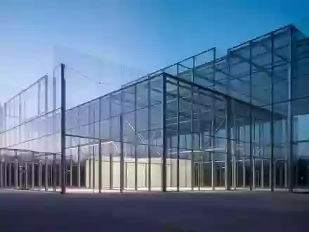 Ein modernes, minimalistisches Gebäude aus Glas und Stahl in der Abenddämmerung, das Transparenz und Struktur symbolisiert. - Foto: über boerse-global.de