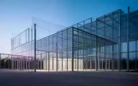 Ein modernes, minimalistisches GebĂ€ude aus Glas und Stahl in der AbenddĂ€mmerung, das Transparenz und Struktur symbolisiert. - Foto: ĂŒber boerse-global.de
