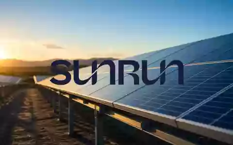 Moderne Solaranlage auf einem Hausdach bei Sonnenuntergang als Symbol für Energiewirtschaft und rechtliche Einigung. - Foto: über boerse-global.de