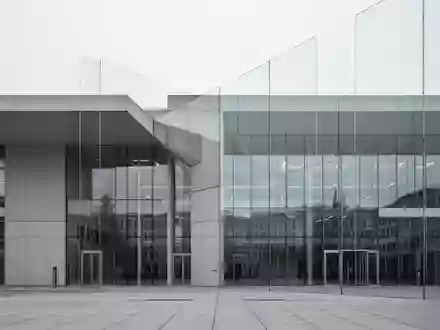 Moderne Glas- und Betonfassade eines Regierungsgebäudes in einer neutralen, städtischen Umgebung bei bewölktem Himmel. - Foto: über boerse-global.de