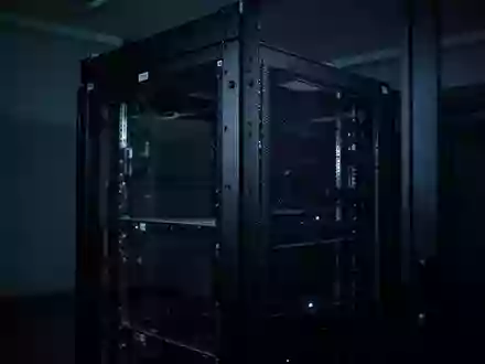 Ein dunkler, minimalistischer Serverschrank in einem schwach beleuchteten Raum, der die technologische Infrastruktur symbolisiert. - Foto: über boerse-global.de
