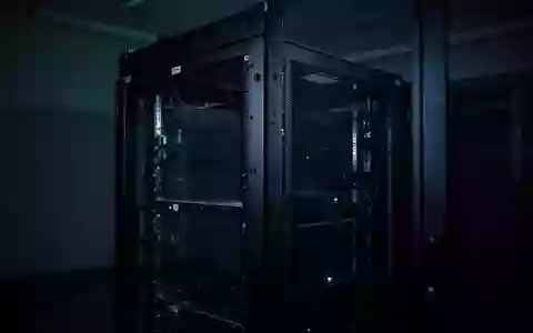 Ein dunkler, minimalistischer Serverschrank in einem schwach beleuchteten Raum, der die technologische Infrastruktur symbolisiert. - Foto: über boerse-global.de