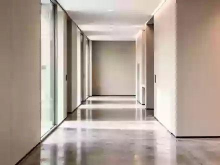 Ein minimalistischer Flur in einer Bankfiliale mit poliertem Betonboden und neutralen Wänden in einer sachlichen Architekturaufnahme. - Foto: über boerse-global.de