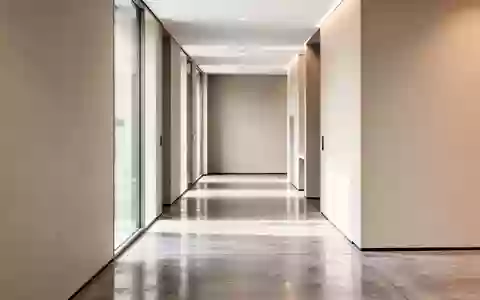 Ein minimalistischer Flur in einer Bankfiliale mit poliertem Betonboden und neutralen Wänden in einer sachlichen Architekturaufnahme. - Foto: über boerse-global.de