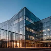 Ein modernes Bürogebäude aus Glas und Stahl in Frankfurt bei Dämmerung, das die architektonischen Linien betont. - Foto: über boerse-global.de