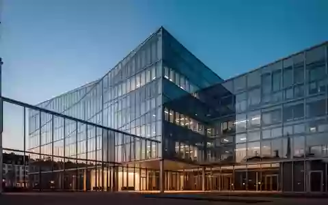 Ein modernes Bürogebäude aus Glas und Stahl in Frankfurt bei Dämmerung, das die architektonischen Linien betont. - Foto: über boerse-global.de