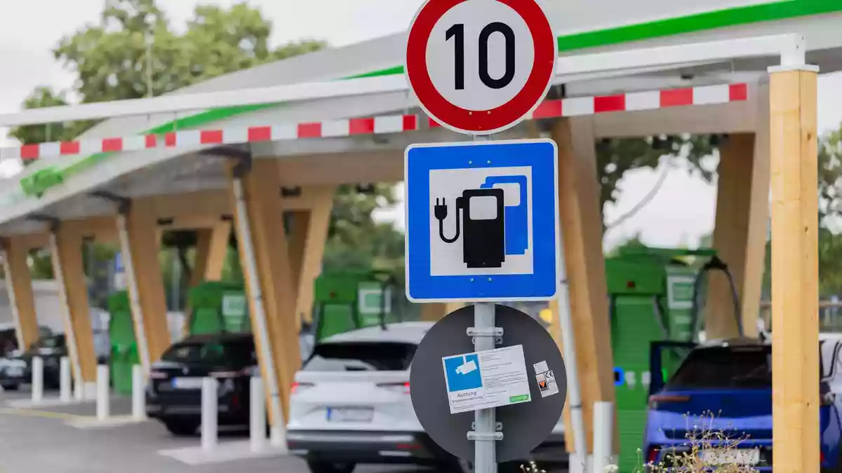 Hohe Spritpreise treiben auch die Preise für neue E-Autos. (Illustration)  - Bild: Rolf Vennenbernd/dpa