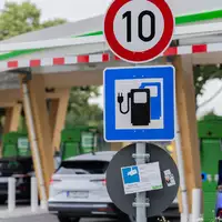 Hohe Spritpreise treiben auch die Preise für neue E-Autos. (Illustration)  - Foto: Rolf Vennenbernd/dpa