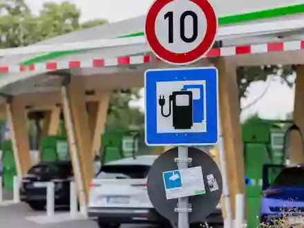 Hohe Spritpreise treiben auch die Preise für neue E-Autos. (Illustration)  - Foto: Rolf Vennenbernd/dpa