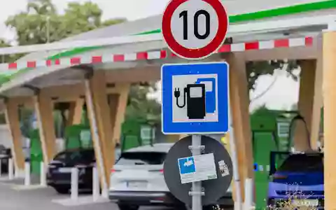Hohe Spritpreise treiben auch die Preise für neue E-Autos. (Illustration)  - Foto: Rolf Vennenbernd/dpa