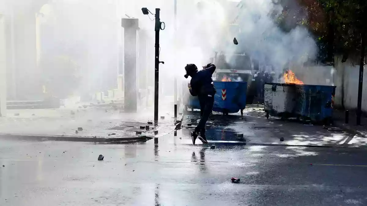 Bei den Protesten in Tirana gab es chaotische Szenen.  - Bild: Hameraldi Agolli/AP/dpa