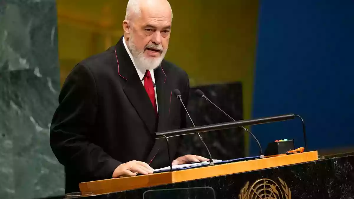 Edi Rama erklärte, er wolle auf die Sorgen der Demonstrierenden eingehen.  - Bild: Yuki Iwamura/AP/dpa