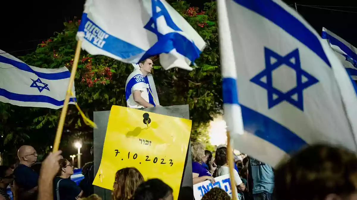In Israel protestieren Zehntausende gegen die rechtsgerichtete Regierung.  - Bild: Erik Marmor/dpa