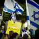 In Israel protestieren Zehntausende gegen die rechtsgerichtete Regierung.  - Bild: Erik Marmor/dpa