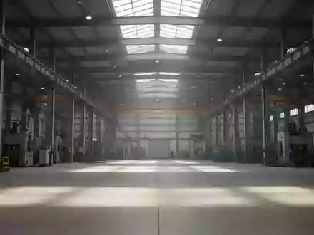 Leere, moderne Industriehalle mit hohen Decken und Stahlträgern in einem Fertigungsbetrieb. - Foto: über boerse-global.de