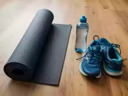 Symbolbild: Yogamatte, Trinkflasche und Laufschuhe - Foto: über boerse-global.de