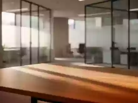 Ein minimalistischer, moderner Arbeitsplatz in einer hellen BĂĽroumgebung mit weichem Tageslicht und klaren Schatten. - Foto: ĂĽber boerse-global.de
