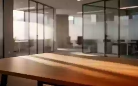 Ein minimalistischer, moderner Arbeitsplatz in einer hellen Büroumgebung mit weichem Tageslicht und klaren Schatten. - Foto: über boerse-global.de