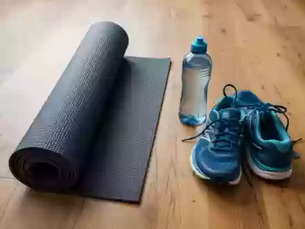 Symbolbild: Yogamatte, Trinkflasche und Laufschuhe - Foto: über boerse-global.de