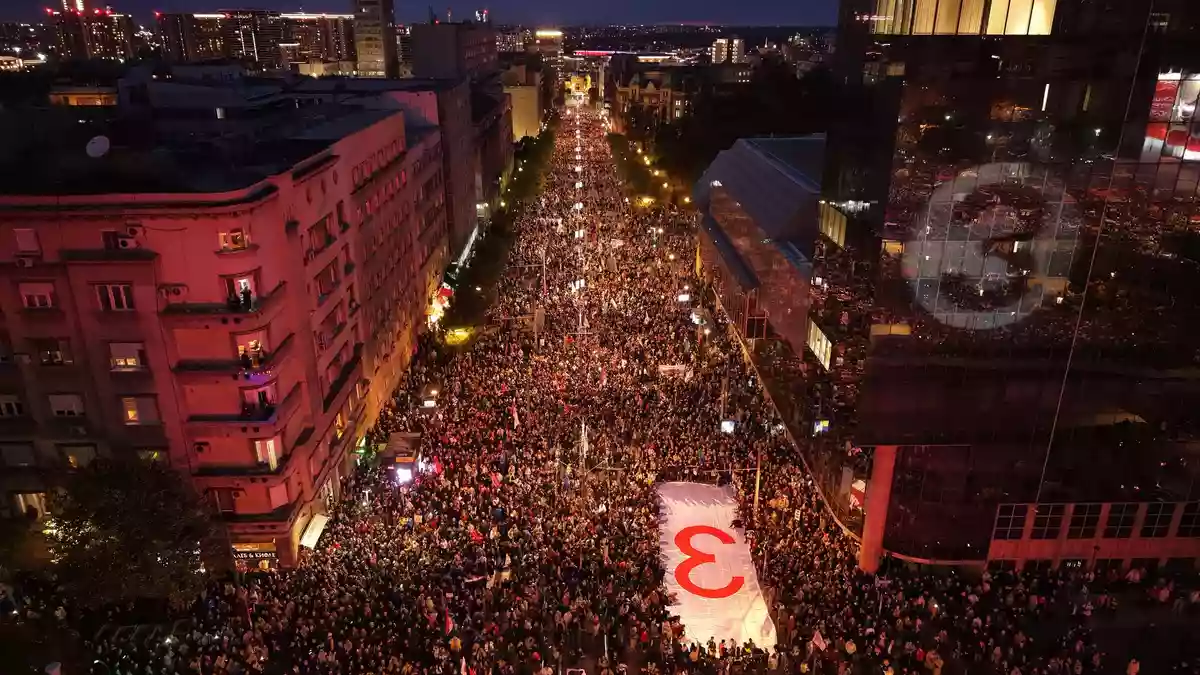 Bei der Parlamentswahl in Serbien fordert die populäre Studentenliste die Macht des Langzeitherrschers Alekandar Vucic heraus.  - Bild: Armin Durgut/AP/dpa