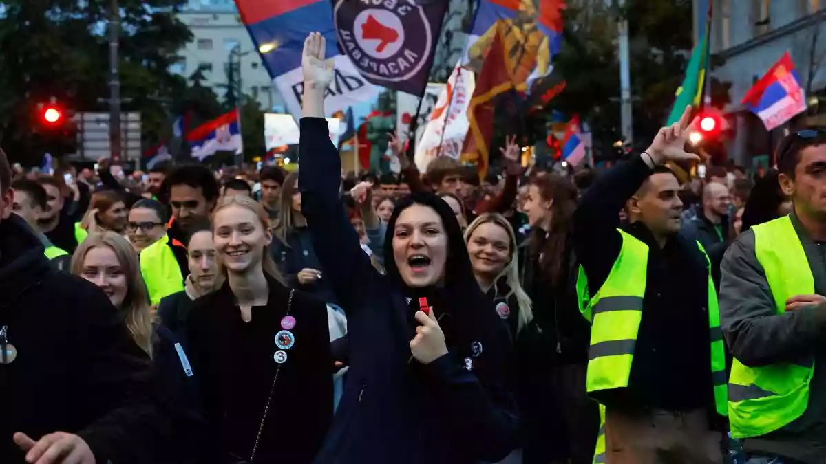 Die Studentenbewegung spricht Experten zufolge alle Bevölkerungsschichten an.  - Bild: Marko Drobnjakovic/AP/dpa
