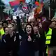 Die Studentenbewegung spricht Experten zufolge alle Bevölkerungsschichten an.  - Bild: Marko Drobnjakovic/AP/dpa