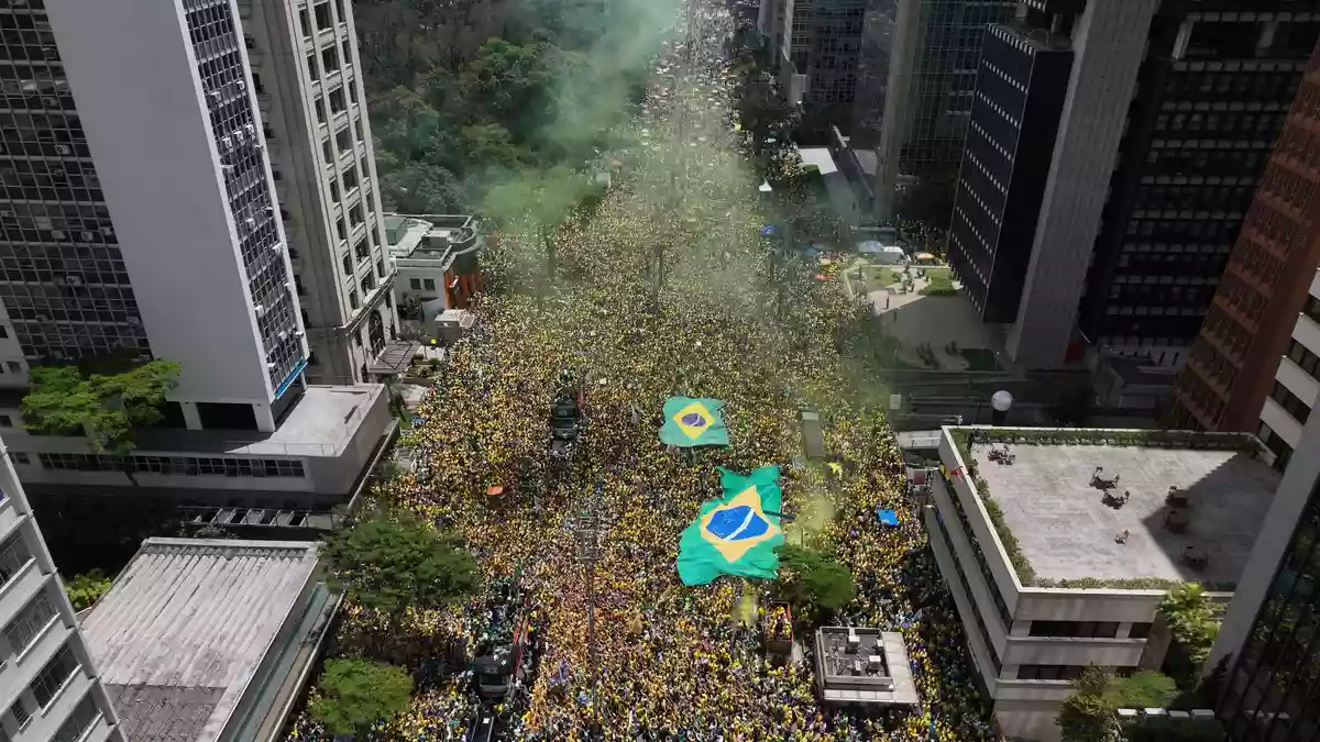 Flávio Bolsonaro mobilisiert seine Anhänger. (Archivbild) - Bild: Andre Penner/AP/dpa