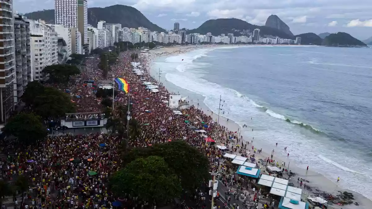 Tausende versammeln sich an der weltberühmten Copacabana. (Archivbild) - Bild: Bruna Prado/AP/dpa