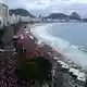 Tausende versammeln sich an der weltberühmten Copacabana. (Archivbild) - Bild: Bruna Prado/AP/dpa